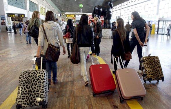 Viajeros en los aeropuertos españoles.