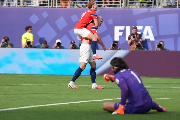 Erling Haaland (c-abajo) y Andreas Schjelderup, de Noruega, celebran un gol ante Brasil.