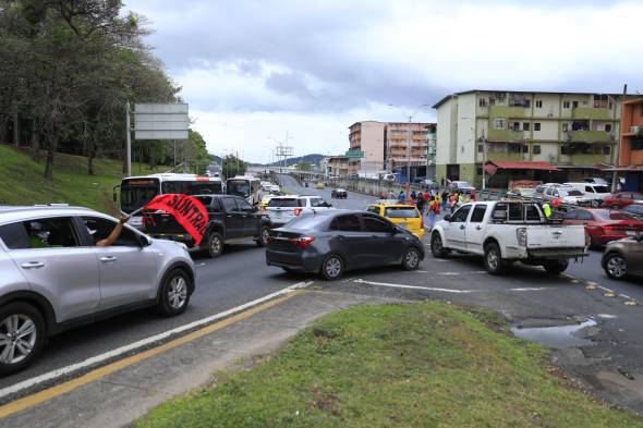 Ni la lluvia los enfría: continúan las protestas en todo el país