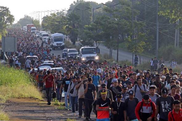 Migrantes parten en caravana rumbo a EE.UU. este martes, en el municipio de Tapachula, estado de Chiapas (México).