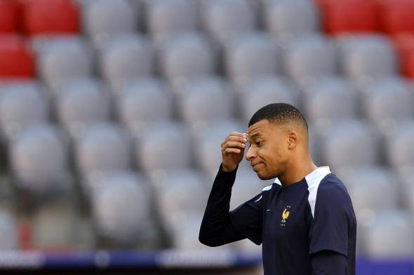 El delantero de la selección de Francia Kylian Mbappé durante el entrenamiento que el equipo francés ha realizado este lunes en el Allianz Arena de Munich.