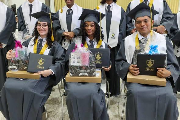 Alumnos de la Academia Bilingüe Panamá para el Futuro reciben sus diplomas