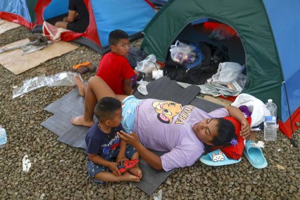 Migrantes venezolanos descansan en la Estación Temporal de Recepción Migratoria (ETRM), este jueves en Lajas Blancas, Darién (Panamá).