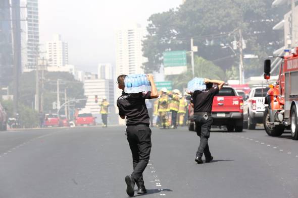 Bomberos combaten incendio en un restaurante del tercer piso de Soho Mall