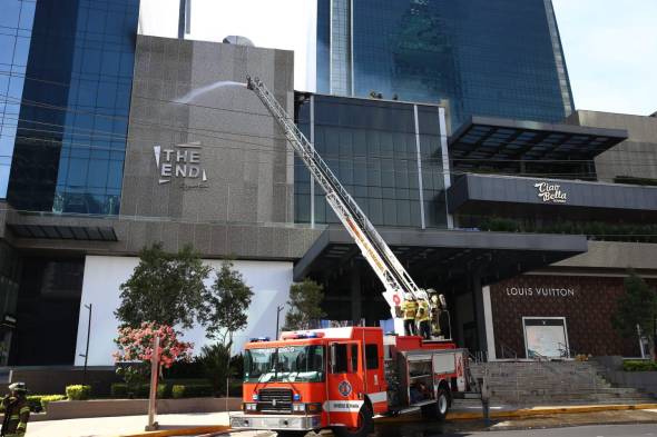 Bomberos combaten incendio en un restaurante del tercer piso de Soho Mall