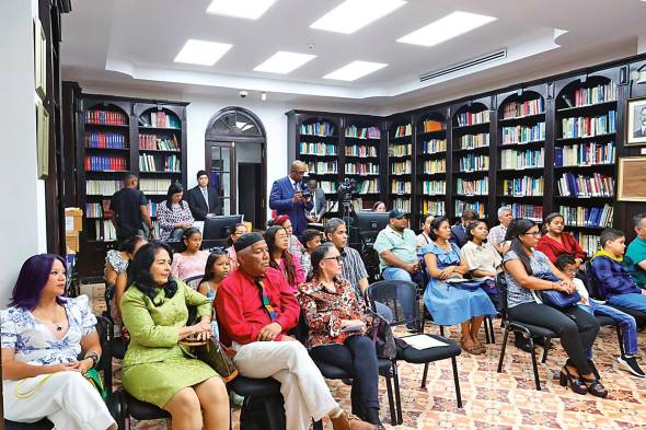 Los jurados: Patricia Ku, Miriam Romero de Mathews, Rubén Contreras y Linda Maquívar.