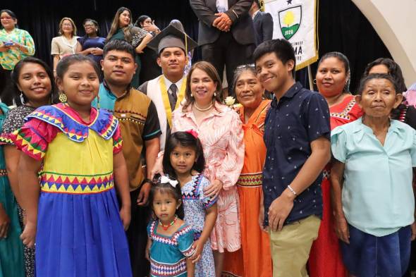 Alumnos de la Academia Bilingüe Panamá para el Futuro reciben sus diplomas