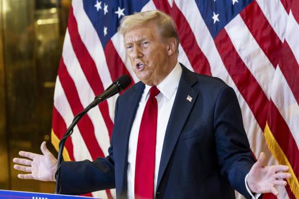 El candidato presidencial republicano Donald J. Trump habla durante una conferencia de prensa en el vestíbulo de la Torre Trump en Nueva York, Nueva York, EE. UU., 26 de septiembre de 2024.