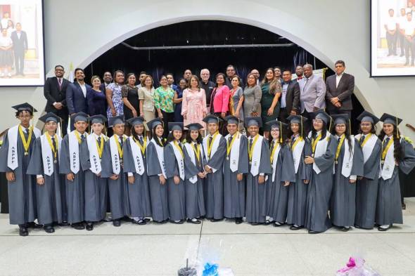 Alumnos de la Academia Bilingüe Panamá para el Futuro reciben sus diplomas