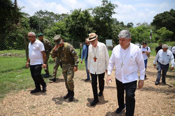 Obispos y sacerdotes visitan centro de recepción de migrantes en Darién