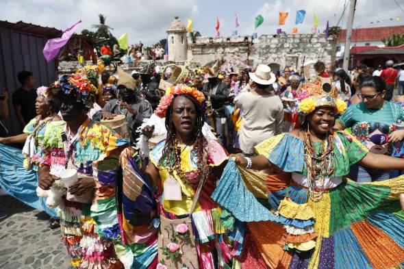 Desfile de polleras en el Festival de polleras congo, en Portobelo.