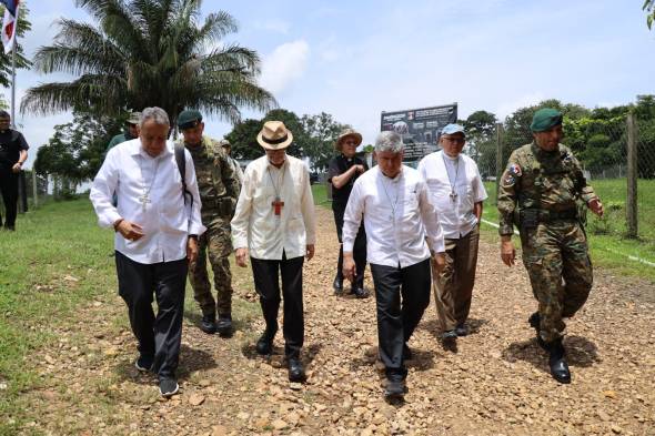 Obispos y sacerdotes visitan centro de recepción de migrantes en Darién