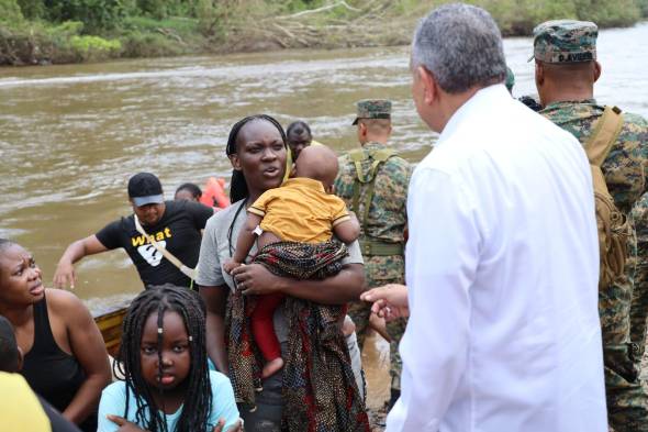 Obispos y sacerdotes visitan centro de recepción de migrantes en Darién