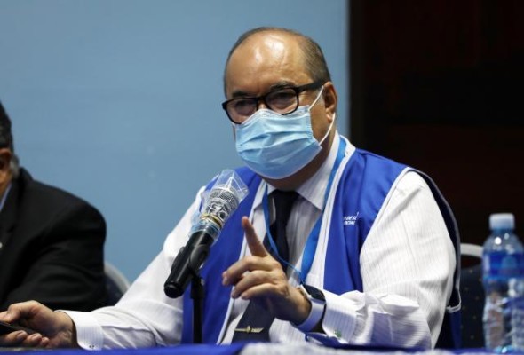 Enrique Lau se realizó un hisopado por tener contacto con contagiado de covid