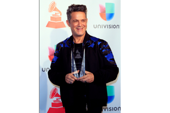 El homenajeado cantautor español Alejandro Sanz posa con su premio a La Persona del Año&nbsp;.