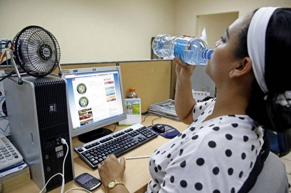Abanicos pequeños son los aliados de muchos trabajadores para mitigar el calor.