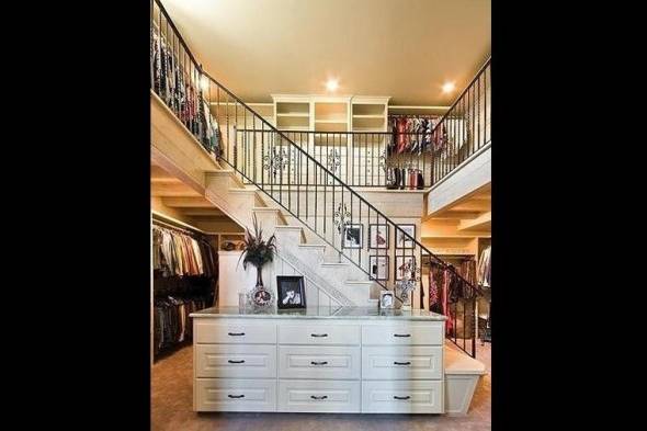 Closet de dos pisos.