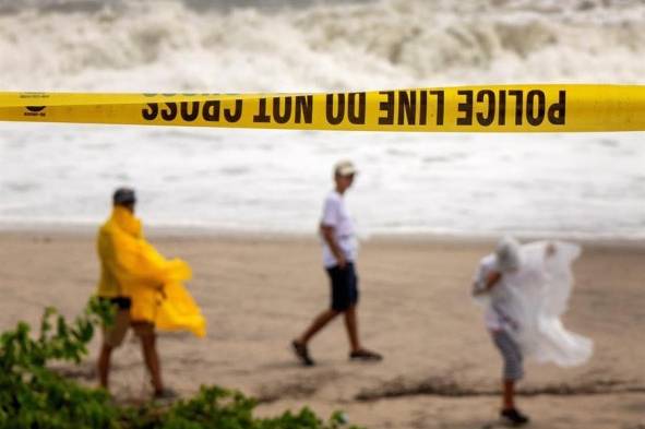 Gran Bahama inundada al paso del huracán Dorian, que deja daños incalculables