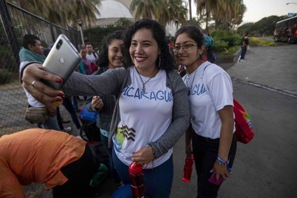 Jóvenes peregrinos se toman una fotos antes partir para participar en La Jornada Mundial de la Juventud (JMJ).