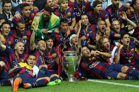 El equipo de Barcelona celebra con el trofeo después del partido de fútbol final de la UEFA Champions League entre el Juventus y el FC Barcelona.