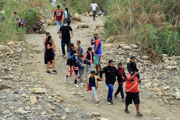 Ciudadanos venezolanos transitan en la frontera con Colombia, en una fotografía de archivo.