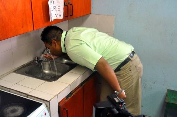 Hombre tomando agua.