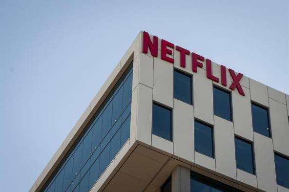 Netflix advierte que un dispositivo puede ser bloqueado cuando alguien inicie en él sesión fuera de la ubicación principal.