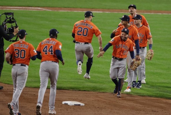 Los jugadores de los Astros festejan al final del encuentro.