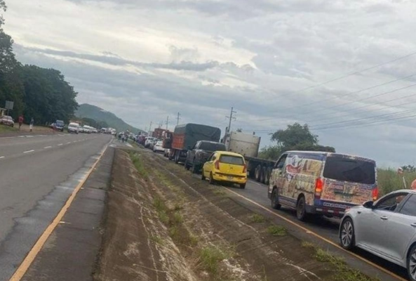 Enfrentamientos entre manifestantes y policía en el puente de Santiago, Veraguas