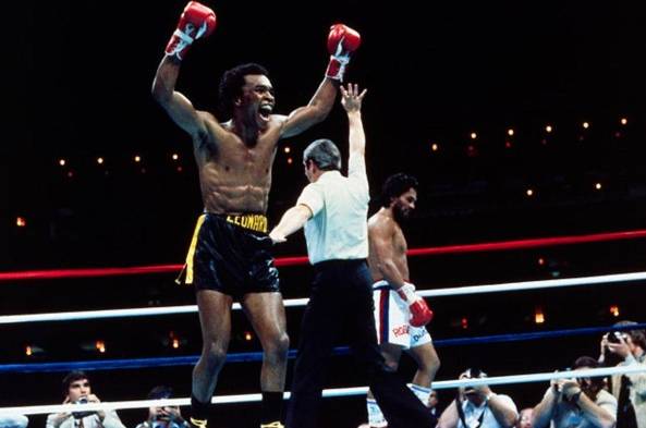 Sugar Ray Leonard celebra la victoria tras el abandono de Durán.