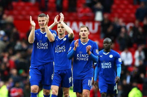 De Leicester City Robert Huth y sus compañeros aplauden, después del partido de fútbol Inglés entre el Manchester United y el Leicester City.