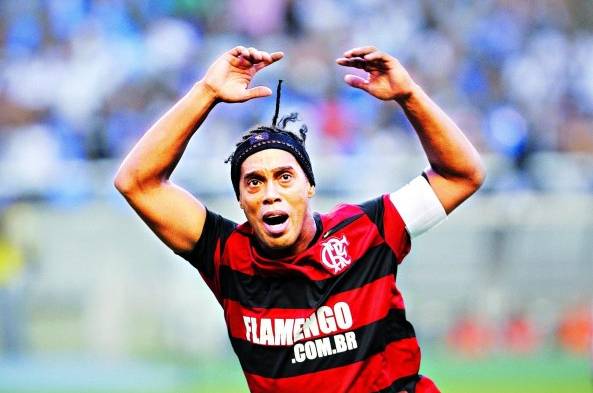 Ronaldinho, del Flamengo durante un partido de fútbol de final Taca Rio 'contra Vasco da Gama en Río de Janeiro.