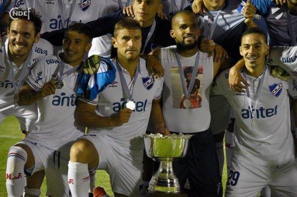 Luis Mejía, campeón con el Nacional en Uruguay