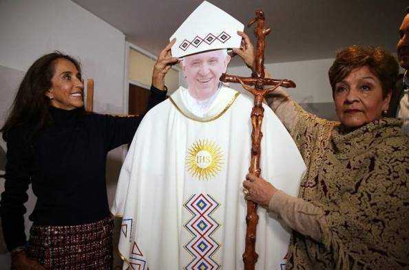 Diseñadoras Castaño y Bastidas prueban la mitra, la casulla y el báculo.