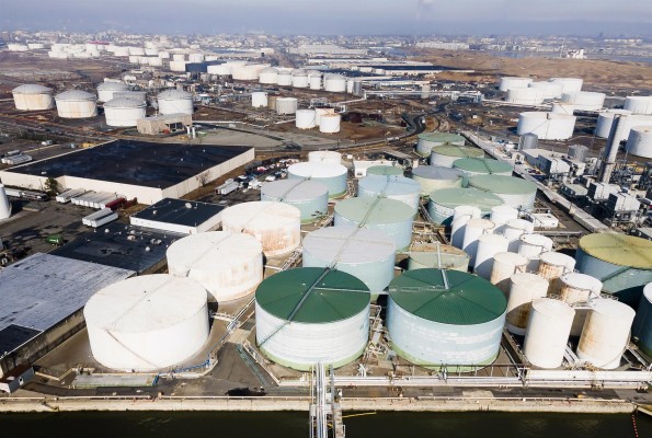 Terminal de tanques para el almacenamiento de petróleo crudo o refinado, así como otros líquidos industriales a granel en Bayonne, Nueva Jersey.