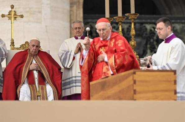 El funeral no era de Estado, por lo que las autoridades acudieron a título personal.