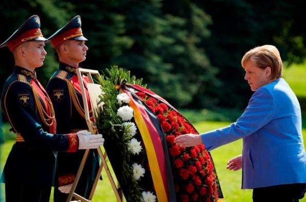 Merkel admite que habrá que dialogar con los talibanes para salvar vidas