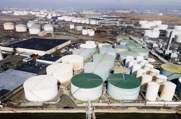 Terminal de tanques para el almacenamiento de petróleo crudo o refinado, así como otros líquidos industriales a granel en Bayonne, Nueva Jersey.