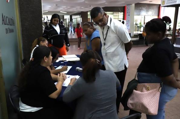 Alcaldía de Panamá entrega 500 permisos para trabajadores informales