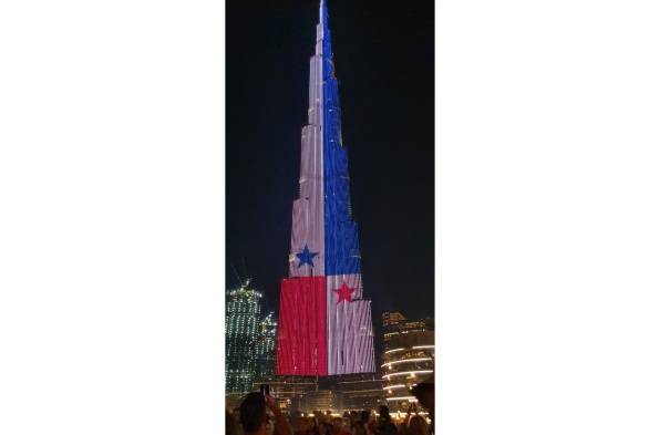 Edificio más grande del mundo, en Dubai, en celebración con Panamá