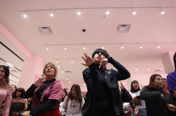 Fans enloquecen en la apertura de tienda en México dedicada a surcoreanos BTS