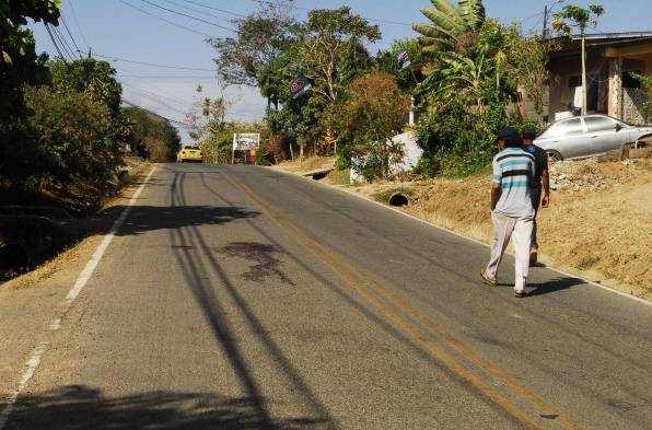 En la calle aún se aprecian los rastros de sangre que dejó la víctima. Por el crimen no hay detenidos.