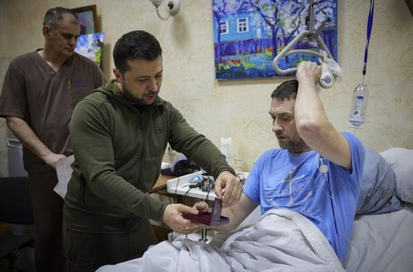 Imagen facilitada el domingo por el servicio de prensa de la presidencia ucraniana, de la visita del presidente Volodymyr Zelenski (c) a algunos de los militares heridos en ataques rusos, en un hospital de Kiev.