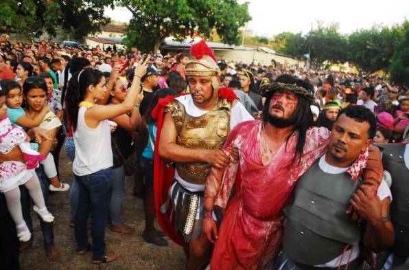 Omeris Justavino es quien interpreta a Jesús.