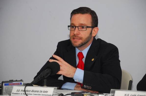 Canciller aseguró que vigila situación.