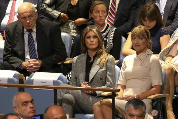 La primera dama de EE.UU, Melania Trump (c) durante su discurso de apertura del debate de alto nivel de la Asamblea General de la ONU, en su sede en Nueva York.
