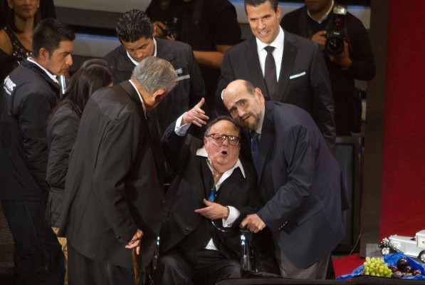 Fotografía de archivo fechada el 28 de febrero de 2012 donde se observa al comediante Roberto Gómez Bolaños (c), acompañado de los actores Ruben Aguirre (i), y Edgar Vivar (d), durante un homenaje en la Ciudad de México (México).