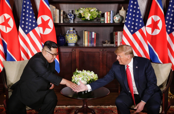 Trump trata a Kim como a un igual en una cumbre coreografiada