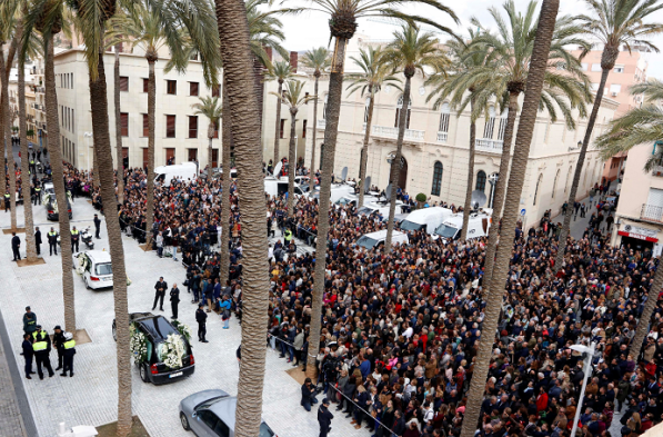 Españoles le dan el último adiós al pequeño Gabriel, asesinado por su madrastra