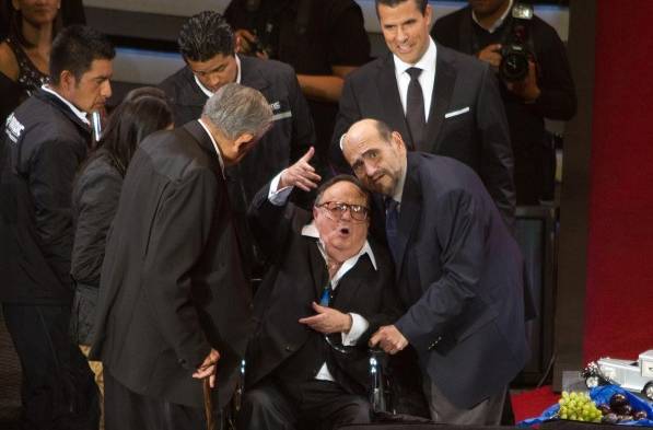 Fotografía de archivo fechada el 28 de febrero de 2012 donde se observa al comediante Roberto Gómez Bolaños (c), acompañado de los actores Ruben Aguirre (i), y Edgar Vivar (d), durante un homenaje en la Ciudad de México (México).